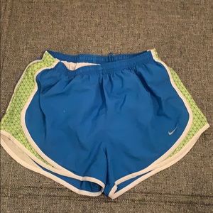 Women’s Nike tempo shorts (L)